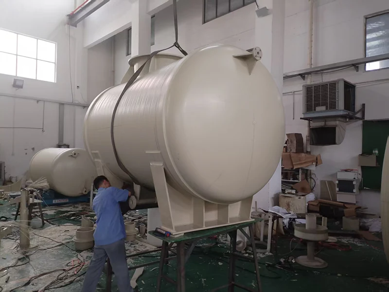 ポリプロピレン製横型貯蔵タンク